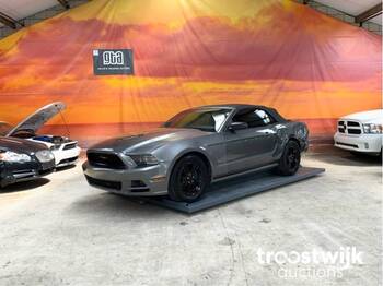 Voiture Ford Mustang cabrio: photos 1
