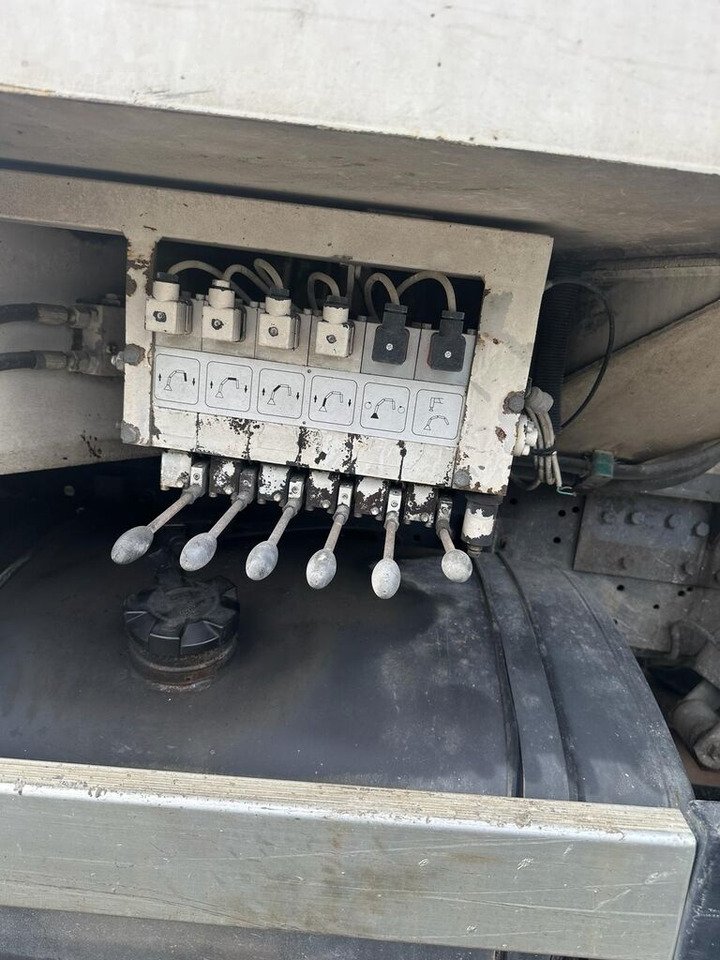 Camion pompe Renault KERAX 420 / CEMENT PUMP / SERMAC 4Z26 - 26 M / RADIO COMMANDE: photos 7