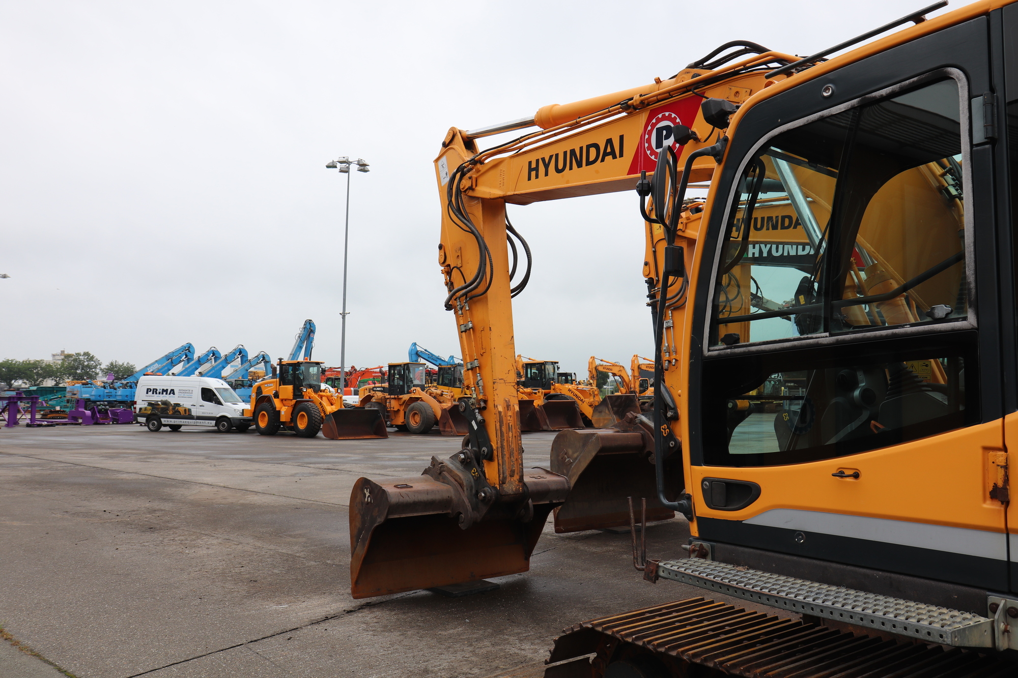 PRIMA Equipment B.V. - Engins de chantier KOMATSU - air conditionné undefined: photos 7