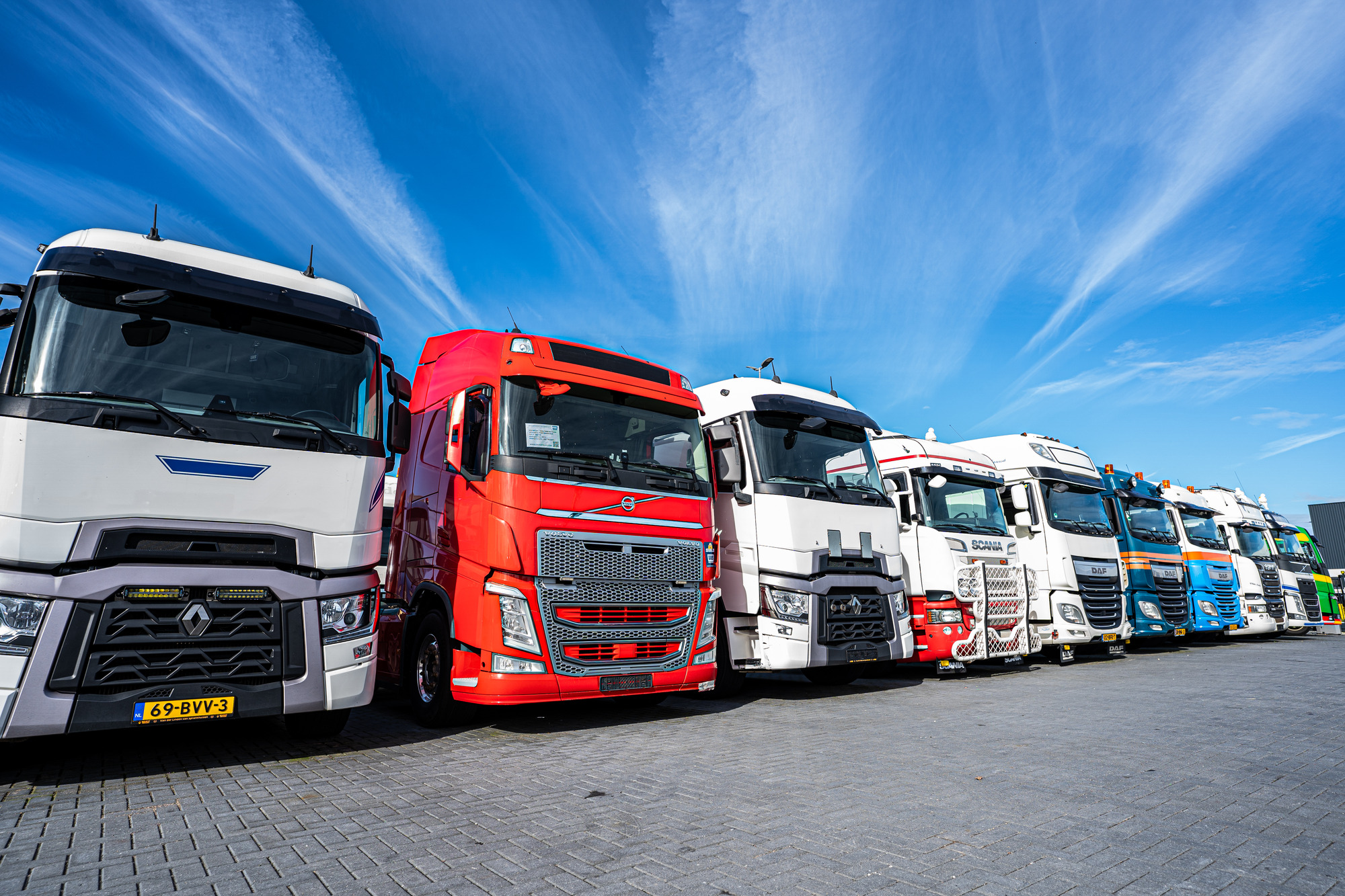 LVS Used TRUCKS - Tracteurs routiers VOLVO - Année: 2011 undefined: photos 1