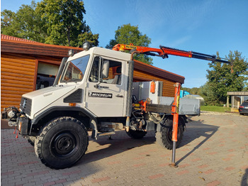 Camion grue UNIMOG
