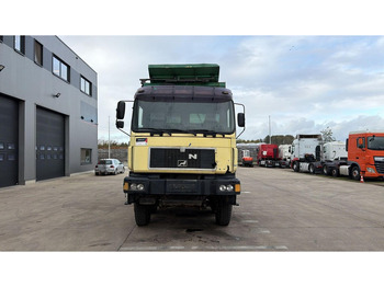 Camion benne MAN 35.402 (8X8 / BIG AXLES / GRAND PONT / LAMES / STEEL SUSP. / 6 CYLINDER): photos 2