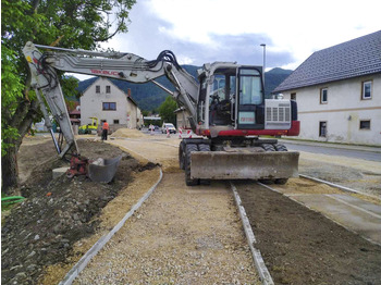 Pelle sur pneus TAKEUCHI