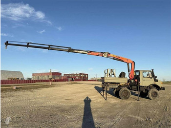 Camion grue UNIMOG