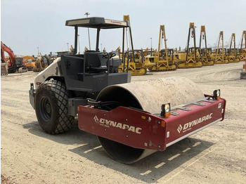 Compacteur à pieds de mouton/ Monocylindre Dynapac CA305: photos 4