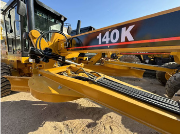 Niveleuse CATERPILLAR 140H