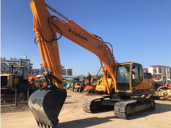 Pelle sur pneus HYUNDAI R215