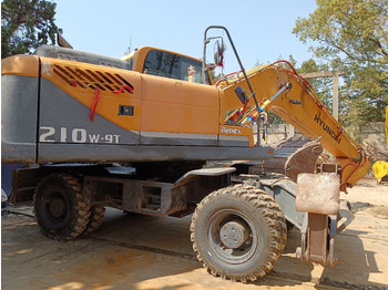 Pelle sur pneus HYUNDAI R210