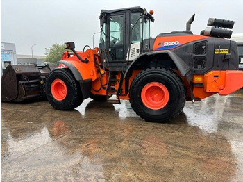 Chargeuse sur pneus HITACHI ZW220