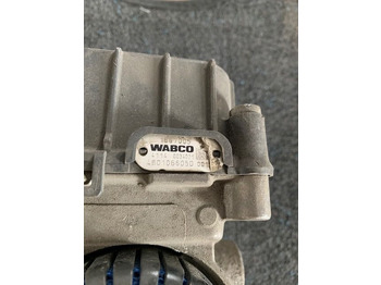 Valve de frein pour Camion 1867005   DAF XF 106 truck: photos 2