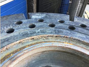 Pneus et jantes LIEBHERR