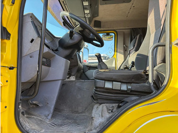 Photo d'intérieur 1: Tracteur routier Renault Premium 420 Hub reduction Manual Gearbox Photo d'intérieur 1: Tracteur routier Renault Premium 420 Hub reduction Manual Gearbox