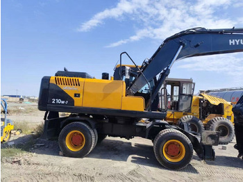 Pelle sur pneus HYUNDAI R210