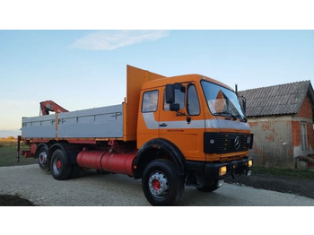 Camion à rideaux coulissants Mercedes-Benz 2228 6x2 stake body - crane: photos 2