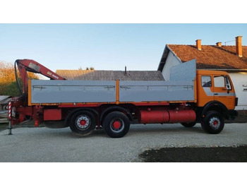 Camion à rideaux coulissants Mercedes-Benz 2228 6x2 stake body - crane: photos 3