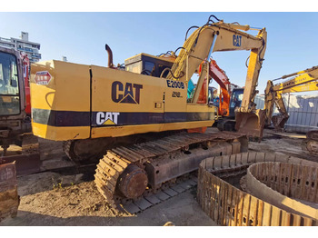 Pelle sur chenille CATERPILLAR E200B