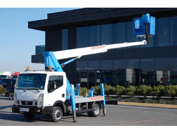 Camion avec nacelle NISSAN