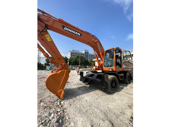 Pelle sur pneus DOOSAN DX210