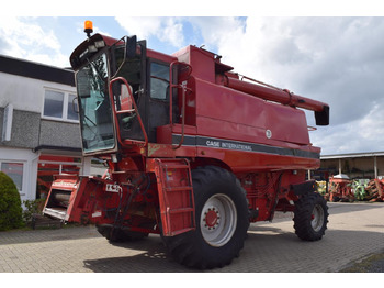 Moissonneuse-batteuse CASE IH