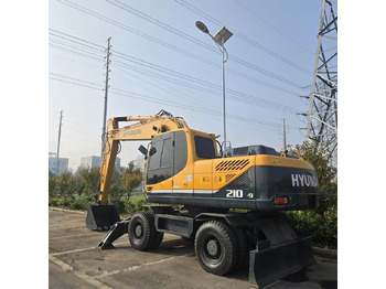 Pelle sur pneus HYUNDAI R210