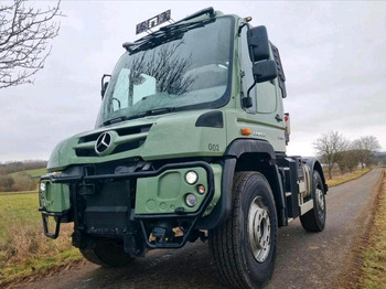Véhicule de voirie/ Spécial UNIMOG