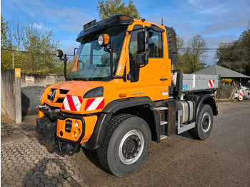 Véhicule de voirie/ Spécial UNIMOG