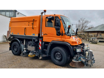 Balayeuse de voirie UNIMOG U400