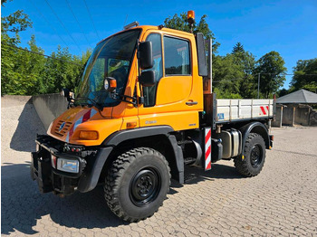 Engin de déneigement UNIMOG