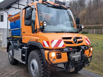 Engin de déneigement UNIMOG