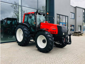 Tracteur agricole VALTRA