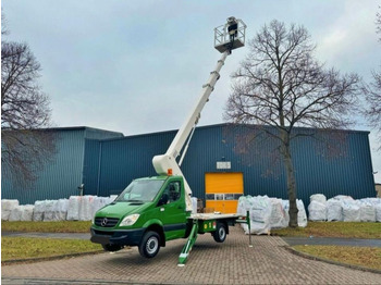 Camion avec nacelle
