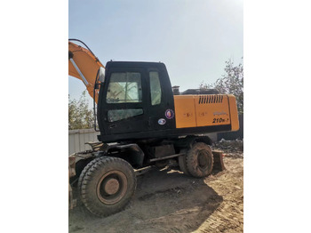 Pelle sur pneus HYUNDAI R210