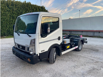 Camion ampliroll NISSAN