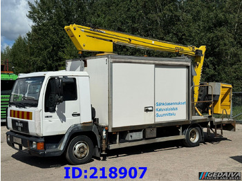 Camion avec nacelle MAN