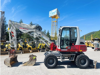 Pelle sur pneus TAKEUCHI