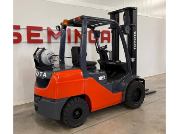 Chariot élévateur à gaz Toyota 10913 - 02-8FGJF35: photos 3