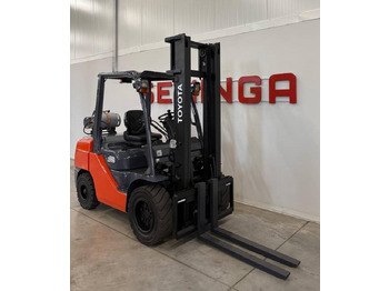 Chariot élévateur à gaz Toyota 10913 - 02-8FGJF35: photos 4