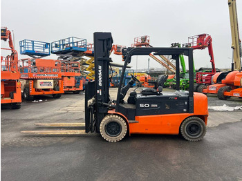 Chariot élévateur électrique Doosan B50X5 5T 6m Triplex non-marking (1840): photos 2