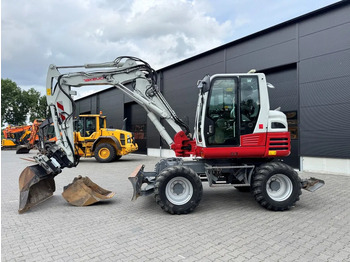 Pelle sur pneus TAKEUCHI