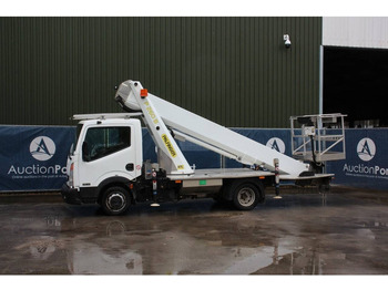 Camion avec nacelle