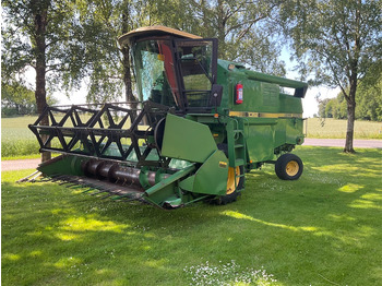 Moissonneuse-batteuse JOHN DEERE