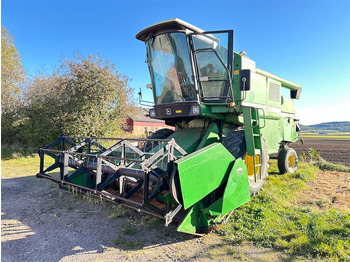 Moissonneuse-batteuse JOHN DEERE