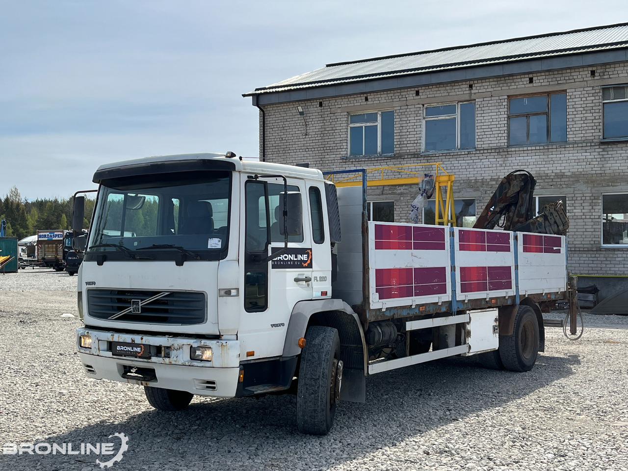 2000 Volvo FL220 4x2 + Hiab 102-4 - Camion plateau, Camion grue: photos 2 2000 Volvo FL220 4x2 + Hiab 102-4 - Camion plateau, Camion grue: photos 2