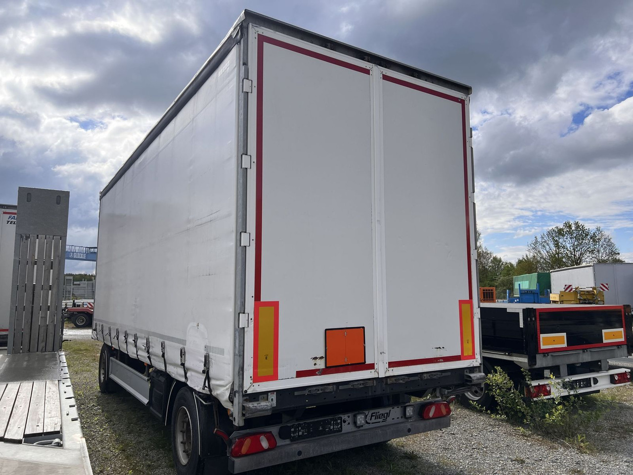 2 Achs Jumbo- Planen, Mega, durchladbar - Camion à rideaux coulissants: photos 4 2 Achs Jumbo- Planen, Mega, durchladbar - Camion à rideaux coulissants: photos 4
