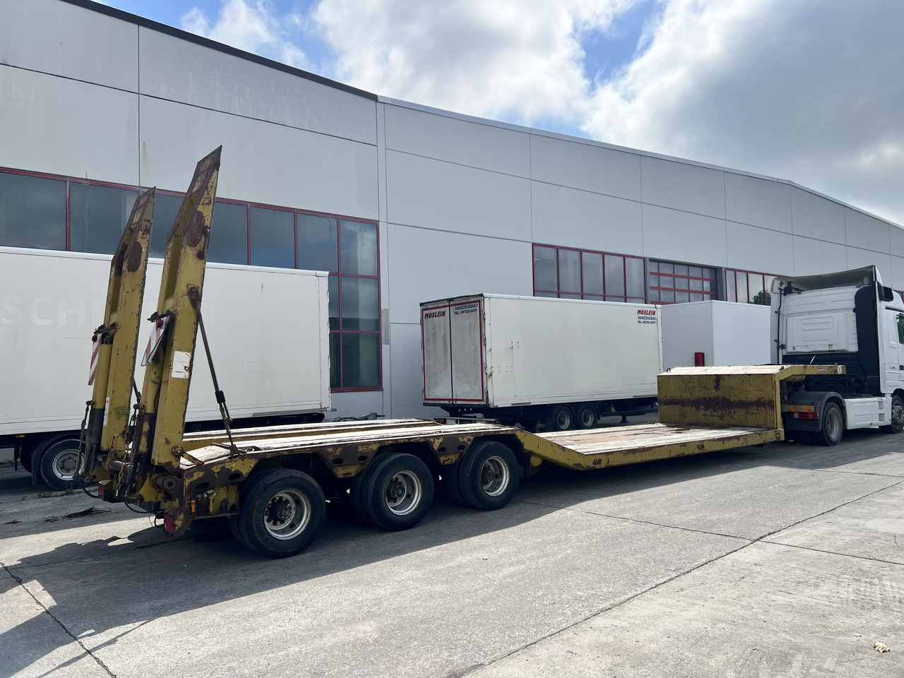 LANGENDORF SATBUE 30/38 3 Achs Tiefbett- Satteltieflader - Semi-remorque surbaissé: photos 2 LANGENDORF SATBUE 30/38 3 Achs Tiefbett- Satteltieflader - Semi-remorque surbaissé: photos 2