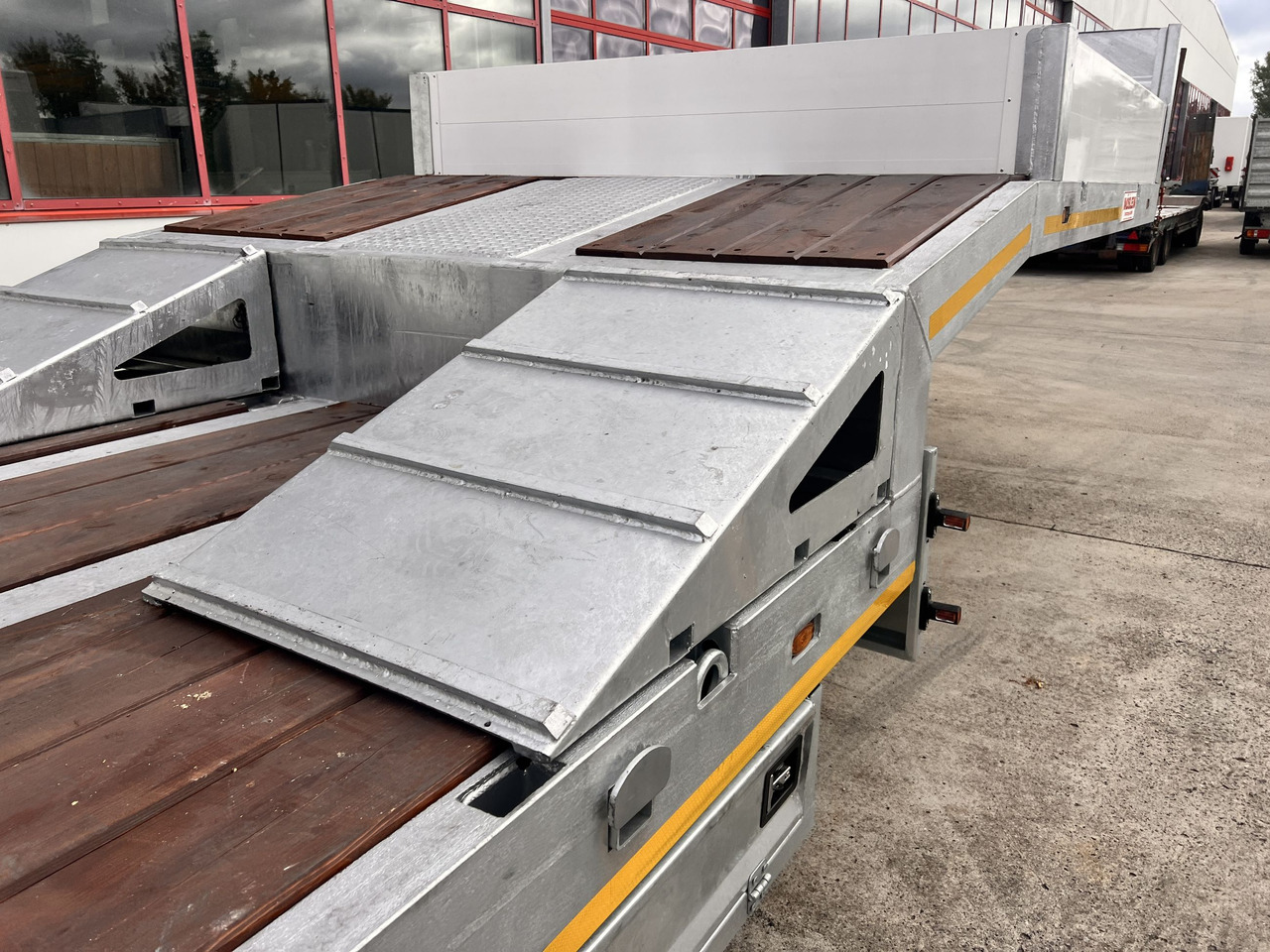 Möslein ST 3 3 Achs Satteltieflader neu - Semi-remorque surbaissé: photos 4 Möslein ST 3 3 Achs Satteltieflader neu - Semi-remorque surbaissé: photos 4