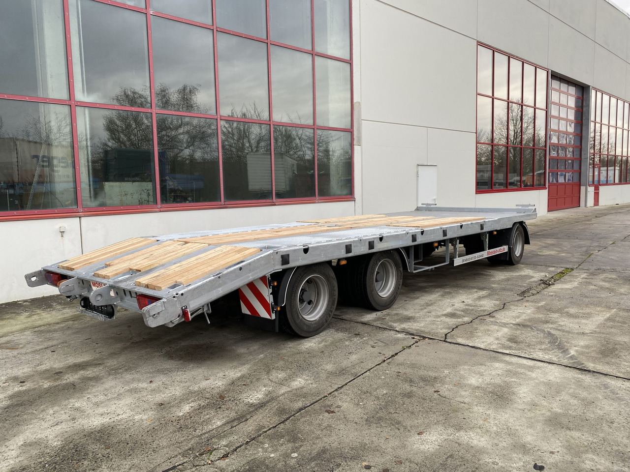 Möslein T 3-P9,2 OR 3 Achs Tieflader gerader Ladefläche 9 m, Neufahrzeug - Remorque porte-engin surbaissée: photos 4 Möslein T 3-P9,2 OR 3 Achs Tieflader gerader Ladefläche 9 m, Neufahrzeug - Remorque porte-engin surbaissée: photos 4
