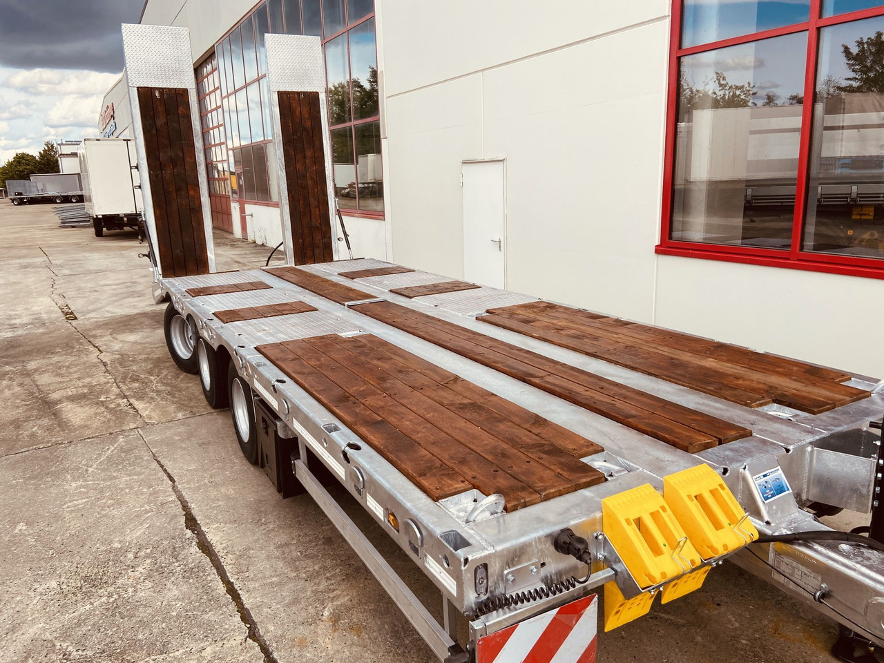 Möslein TT 34 Zugrohr Gerade 34 t GG Tridem- Tieflader 3 Achs, gelenktNeufahrzeug - Remorque porte-engin surbaissée: photos 2 Möslein TT 34 Zugrohr Gerade 34 t GG Tridem- Tieflader 3 Achs, gelenktNeufahrzeug - Remorque porte-engin surbaissée: photos 2