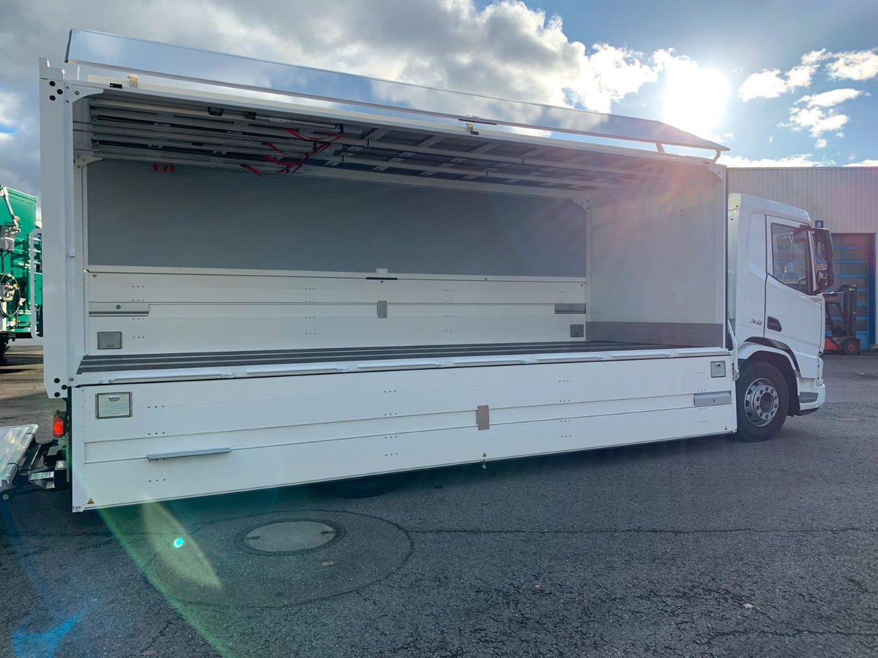 DAF FA XD 370 zikun Swing-Board-Aufbau - Camion pour le transport de boissons: photos 4 DAF FA XD 370 zikun Swing-Board-Aufbau - Camion pour le transport de boissons: photos 4