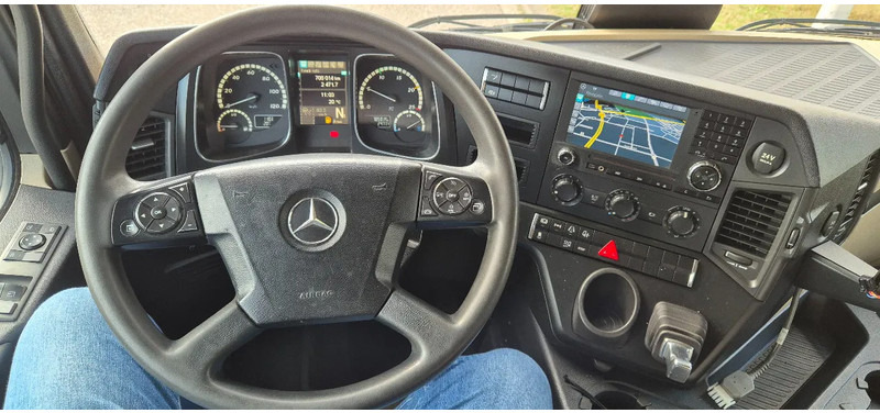 Photo d'intérieur 2: Tracteur routier Mercedes-Benz Actros 1833